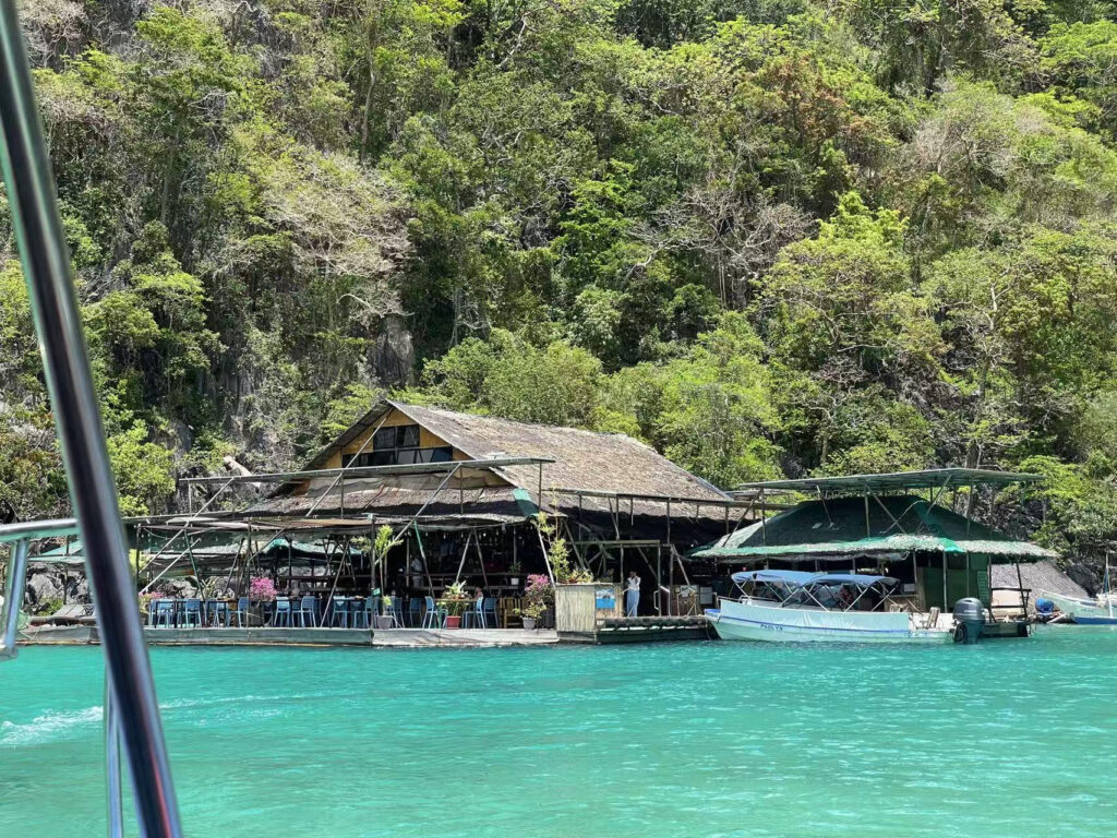 Paolyn Houseboats的餐廳正面