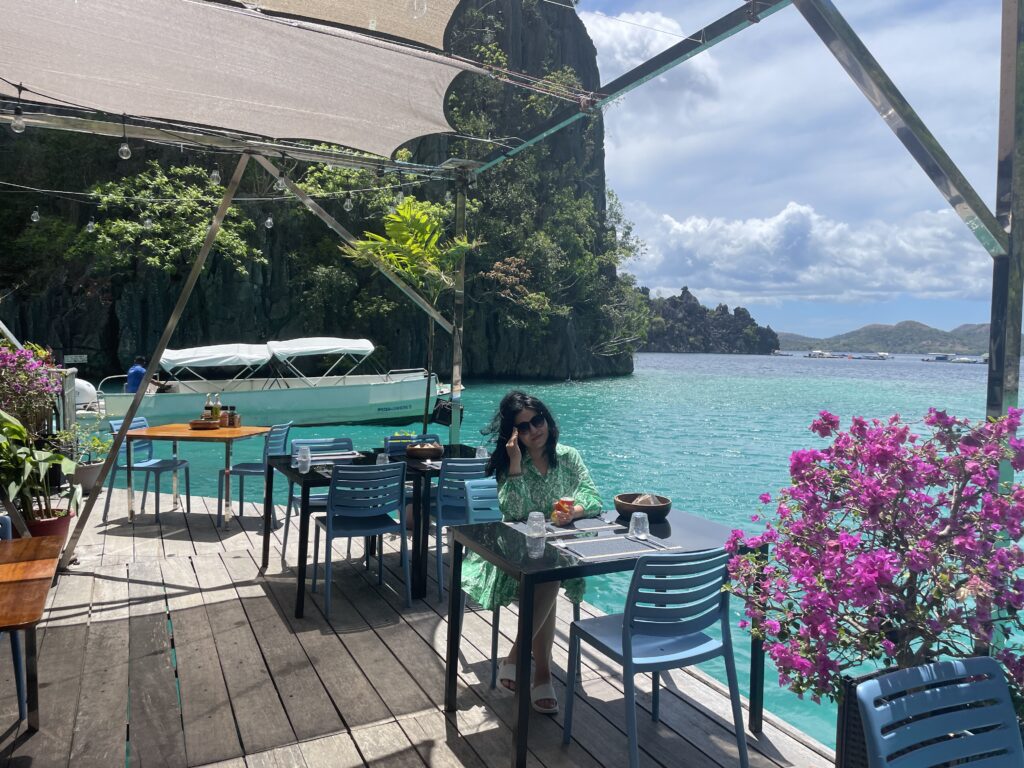 Paolyn Houseboats餐廳用餐