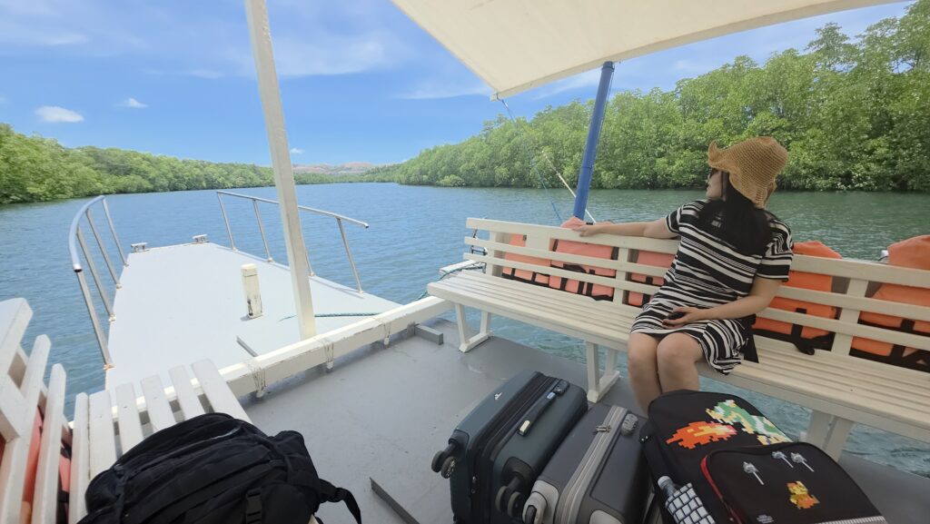 進入El Rio Y Mar Resort時乘船經過紅樹林河流的圖片