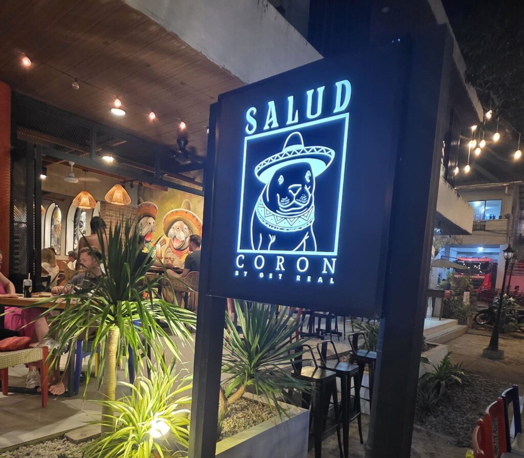 SALUD CORON招牌上的可愛儒艮Logo