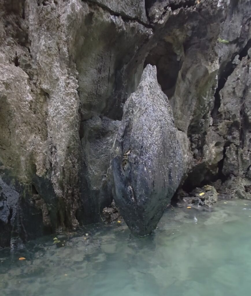 愛妮島大潟湖(Big Lagoon)石灰岩殘柱