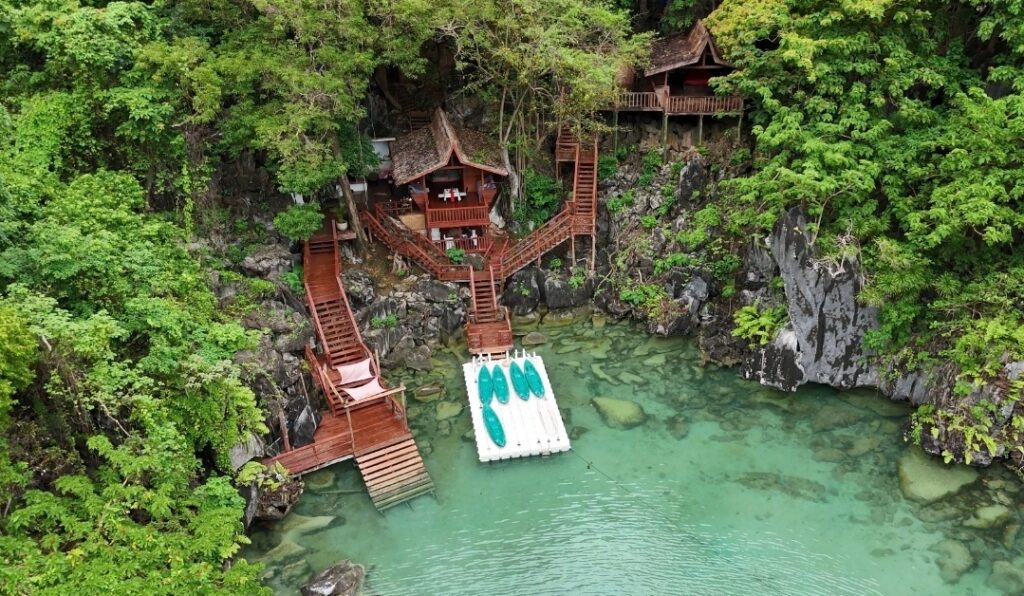 菲律賓巴拉望愛妮島(El Nido) Cadlao Lagoonj中的不明建築物