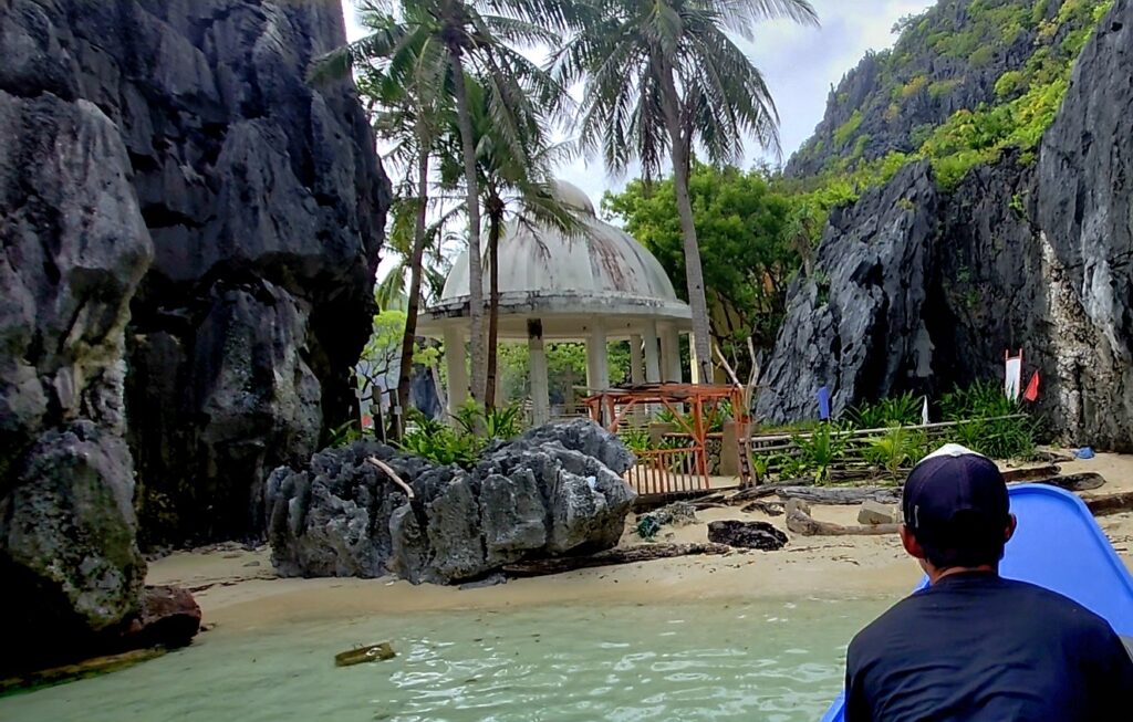 菲律賓巴拉望艾妮島(El Nido) Matinloc Shrine 從船上拍的圖