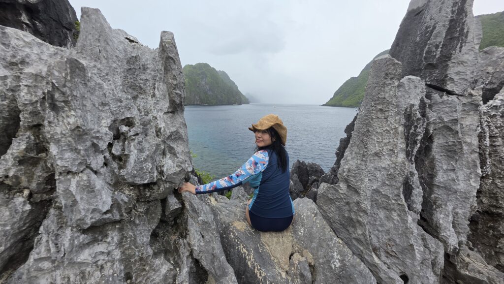 菲律賓巴拉望艾妮島(El Nido) Matinloc Shrine 爬到石灰岩壁上拍照