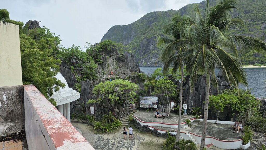 菲律賓巴拉望艾妮島(El Nido) Matinloc Shrine 從廢棄建築物網下看的景色